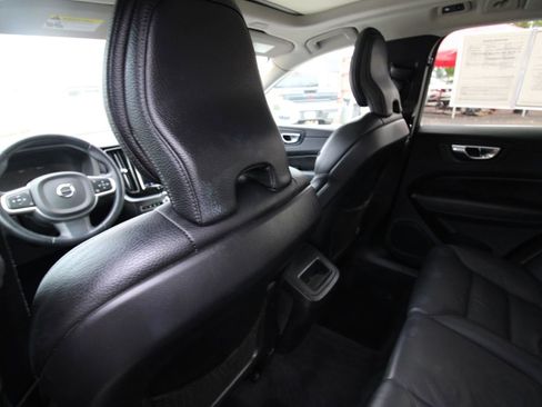 Used 2020 Volvo XC60 T5 Momentum image 26