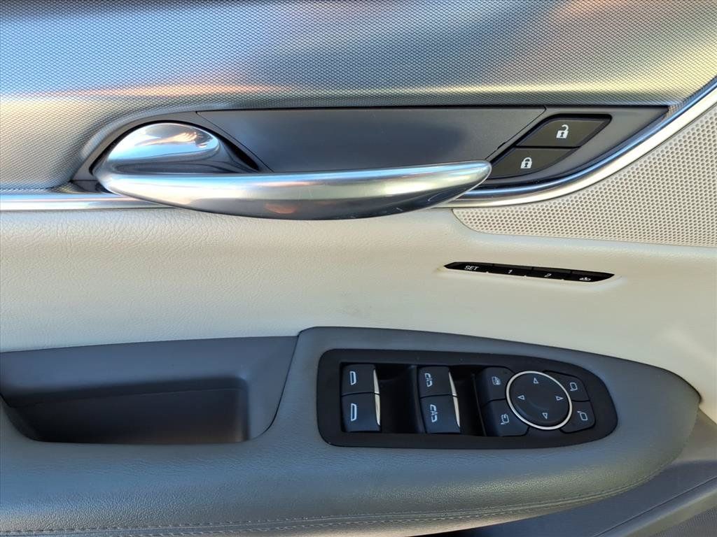 Used 2017 Cadillac XT5 Luxury w/ Driver Awareness Package AWD/4WD image 10