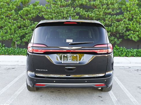 Used 2024 Chrysler Pacifica Touring-L image 5
