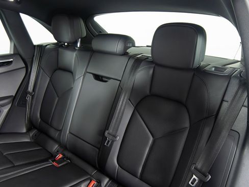 Certified 2025 Porsche Macan image 34