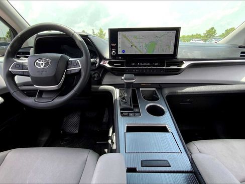 Used 2025 Toyota Sienna XLE FWD image 14