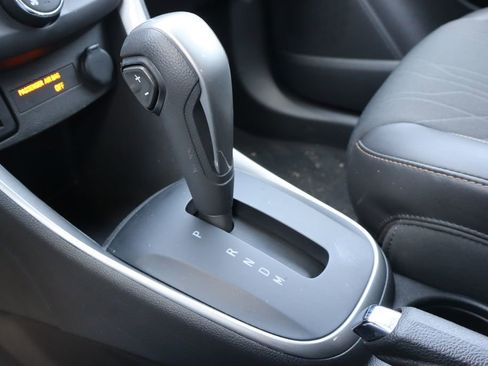 Used 2022 Chevrolet Trax LT w/ LT Convenience Package image 9