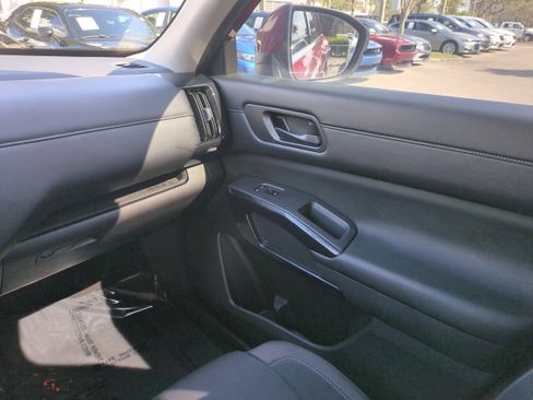 Used 2024 Nissan Pathfinder SV image 19