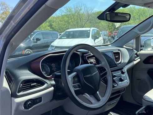 Used 2019 Chrysler Pacifica Limited FWD image 10