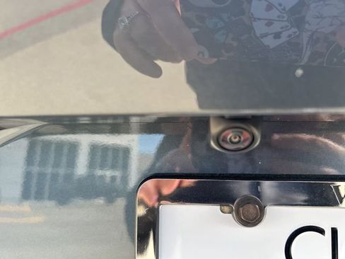 Used 2024 Toyota Venza XLE image 8