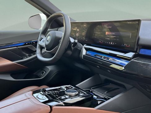 Used 2025 BMW i5 xDrive40 w/ Premium Package image 28