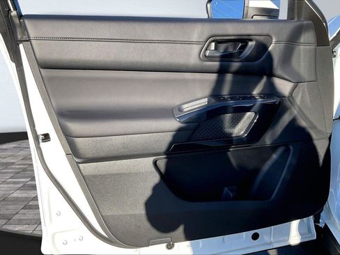 Used 2025 Nissan Pathfinder SV w/ SV Premium Package image 23