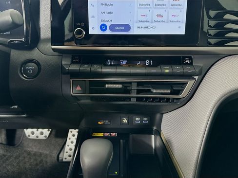 Used 2025 Toyota Camry SE image 15