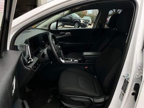 Used 2025 Kia Sportage LX image 10