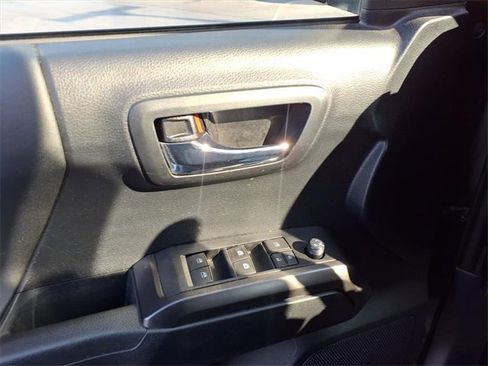 Used 2019 Toyota Tacoma TRD Sport image 17