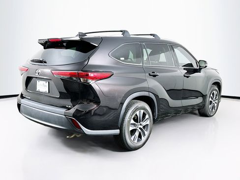 Used 2022 Toyota Highlander XLE image 9