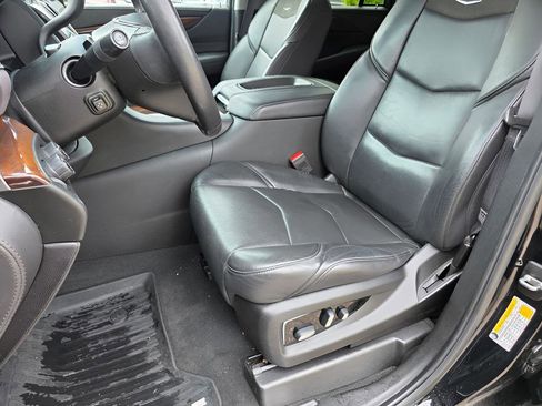 Used 2019 Cadillac Escalade Luxury AWD/4WD image 21