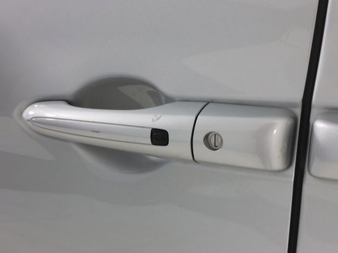 Used 2024 Chrysler Pacifica Touring-L image 20