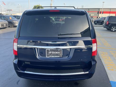 Used 2016 Chrysler Town & Country Touring FWD image 8