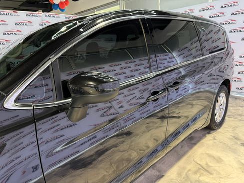 Used 2023 Chrysler Voyager LX image 5