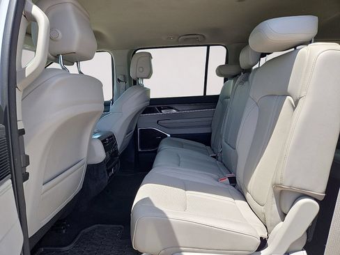 Used 2024 Jeep Wagoneer L Series II w/ Flexible Seating Group RWD image 15