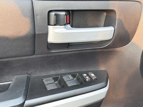 Used 2020 Toyota Tundra SR5 w/ SR5 Convenience Package AWD/4WD image 16