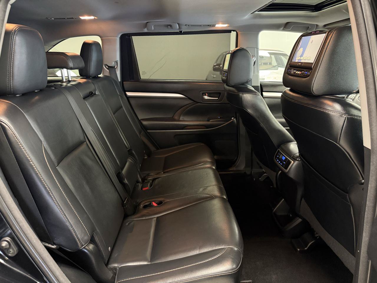 Used 2016 Toyota Highlander XLE AWD/4WD image 28