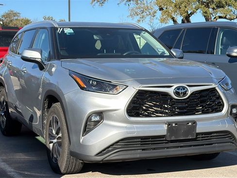 Certified 2024 Toyota Highlander XLE image 3