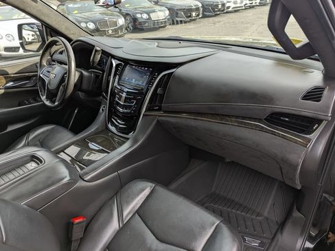 Used 2020 Cadillac Escalade Platinum AWD/4WD image 33