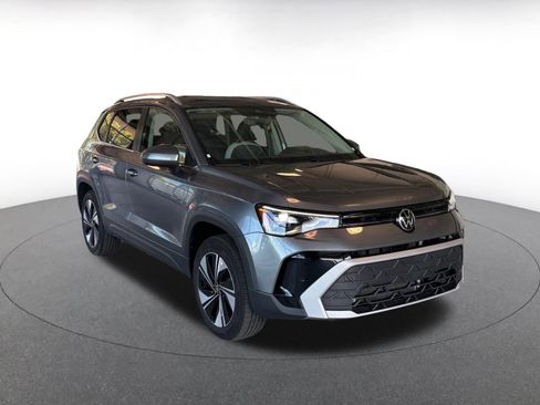 Used 2025 Volkswagen Taos SE image 2