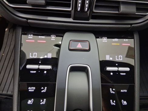 Used 2025 Porsche Macan AWD/4WD image 27