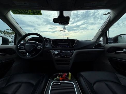 Used 2023 Chrysler Pacifica Touring-L FWD image 30