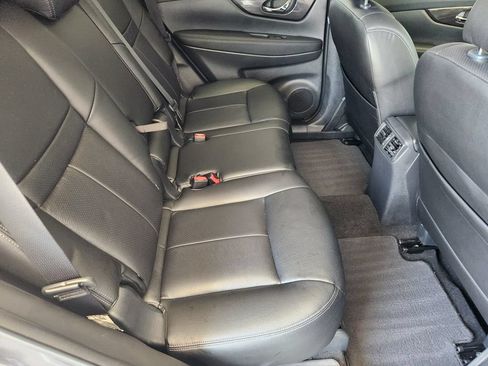 Used 2018 Nissan Rogue SV w/ Premium Package FWD image 31