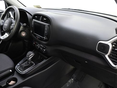 Used 2025 Kia Soul LX w/ LX Technology Package FWD image 15