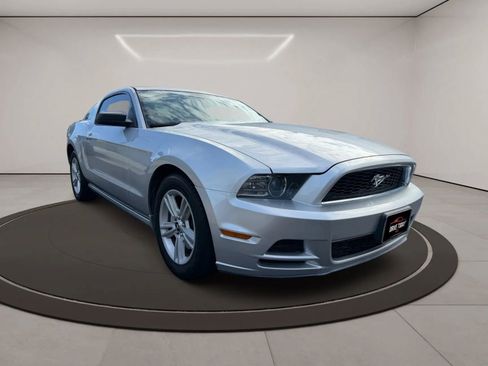 Used 2013 Ford Mustang Coupe RWD image 3