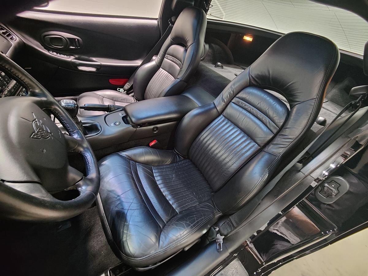 Used 2004 Chevrolet Corvette Coupe w/ Preferred Equipment Group RWD image 26