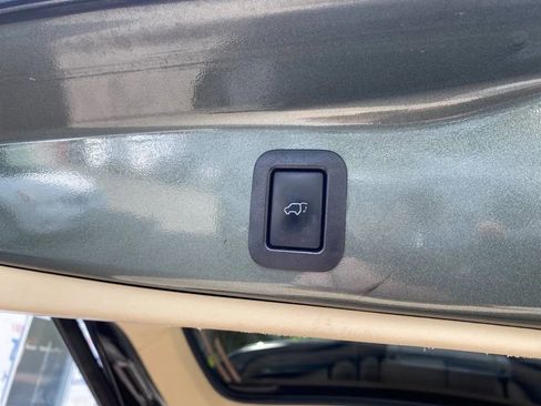 Used 2019 Toyota Highlander XLE image 11