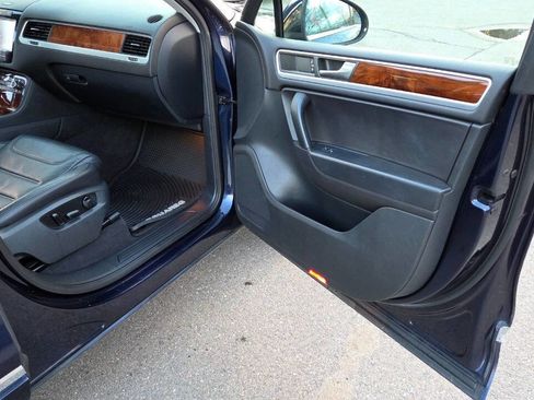 Used 2012 Volkswagen Touareg VR6 image 44