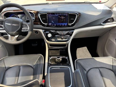 Used 2024 Chrysler Pacifica Limited w/ Trailer Tow Group AWD/4WD image 15