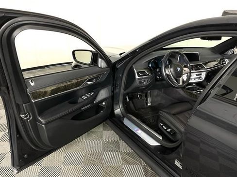 Used 2018 BMW 750i xDrive w/ Autobahn Package AWD/4WD image 30