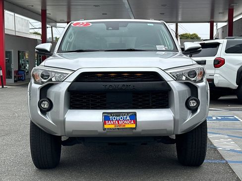 Used 2022 Toyota 4Runner SR5 Premium w/ Moonroof Package RWD image 9