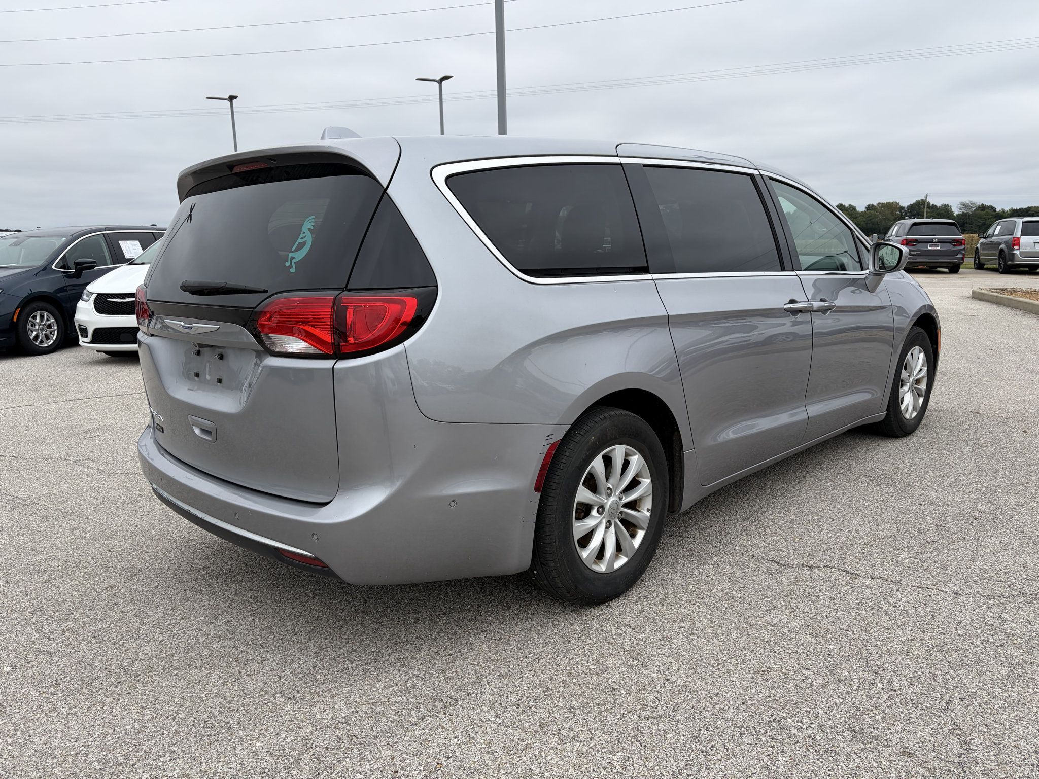 Used 2019 Chrysler Pacifica Touring Plus w/ Advanced Safetytec Group FWD image 3