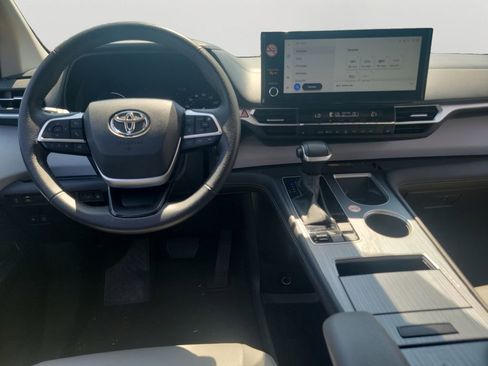 Used 2025 Toyota Sienna XLE FWD image 15