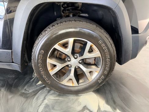 Used 2018 Jeep Cherokee Trailhawk w/ Comfort & Convenience Group AWD/4WD image 24