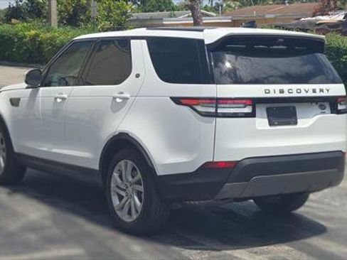 Used 2019 Land Rover Discovery SE image 4