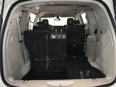 Used 2019 Chrysler Pacifica Touring-L image 31