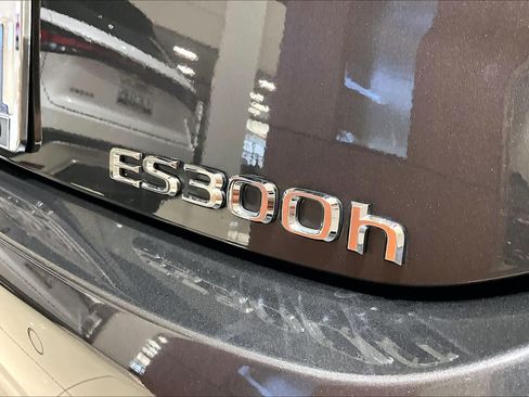 Used 2025 Lexus ES 300h w/ Premium Package image 9