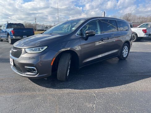 Used 2023 Chrysler Pacifica Touring-L image 11
