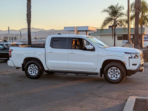Certified 2024 Nissan Frontier SV w/ Technology Package image 7
