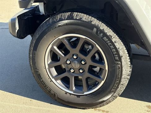 Used 2023 Jeep Gladiator Overland image 8