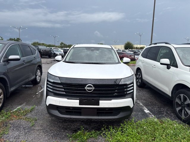 Used 2025 Nissan Kicks SV AWD/4WD image 2