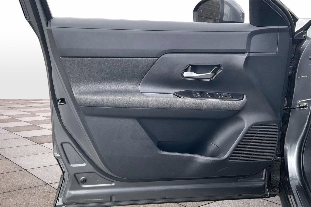 Used 2025 Nissan Kicks SV w/ SV Premium Package FWD image 23