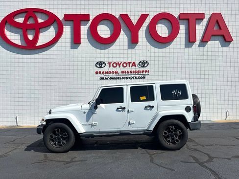 Used 2018 Jeep Wrangler Unlimited Sahara AWD/4WD image 4