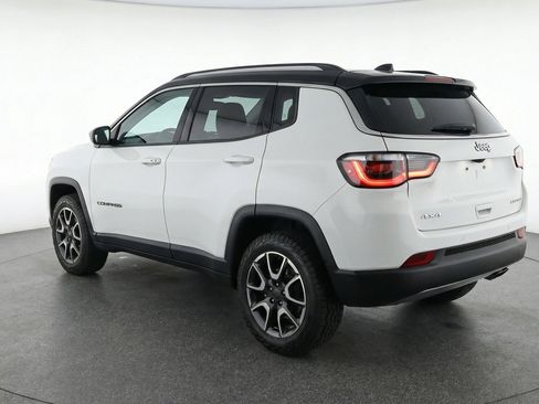 Used 2025 Jeep Compass Trailhawk AWD/4WD image 6