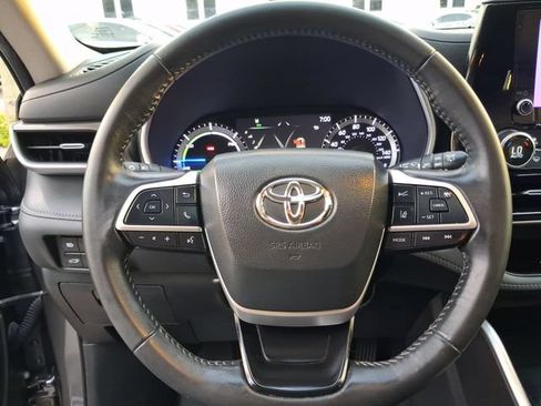 Used 2023 Toyota Highlander XLE FWD image 16